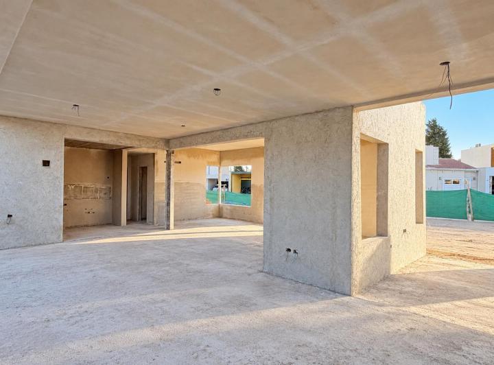 Casa · 216m² · 4 Ambientes · 2 Cocheras