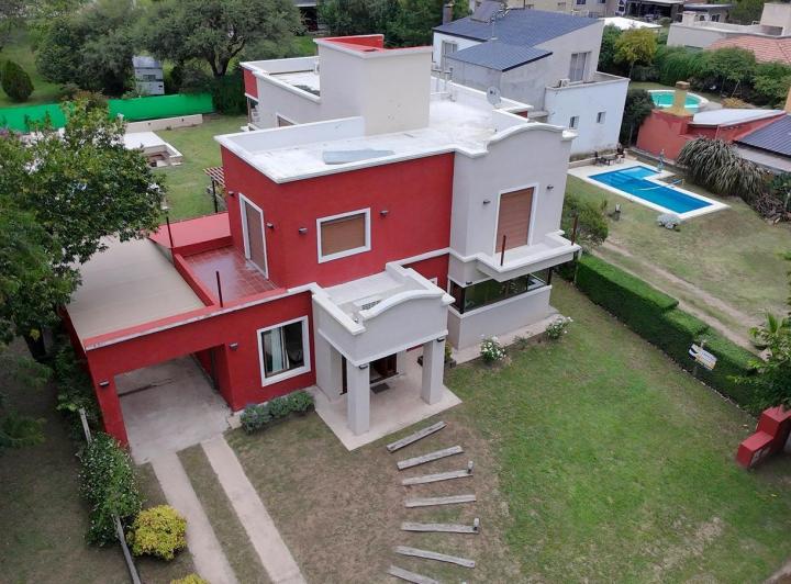 Casa · 258m² · 4 Dormitorios · 2 Cocheras