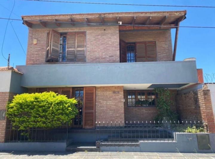 Casa · 250m² · 9 Ambientes