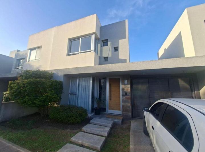 Casa · 175m² · 6 Ambientes · 2 Cocheras