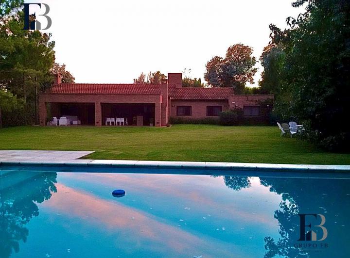 Casa · 329m² · 5 Ambientes · 3 Cocheras