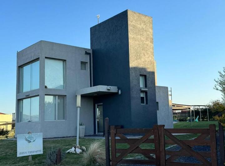 Casa · 180m² · 4 Ambientes · 2 Cocheras