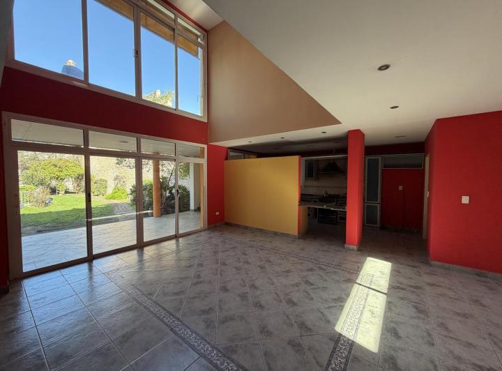 Casa · 240m² · 8 Ambientes · 2 Cocheras