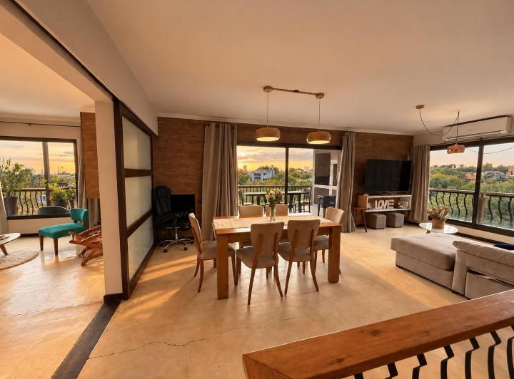 Casa · 430m² · 8 Ambientes · 2 Cocheras