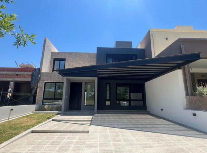 Casa · 180m² · 4 Ambientes · 2 Cocheras