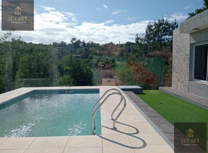 Casa · 217m² · 5 Ambientes · 3 Cocheras