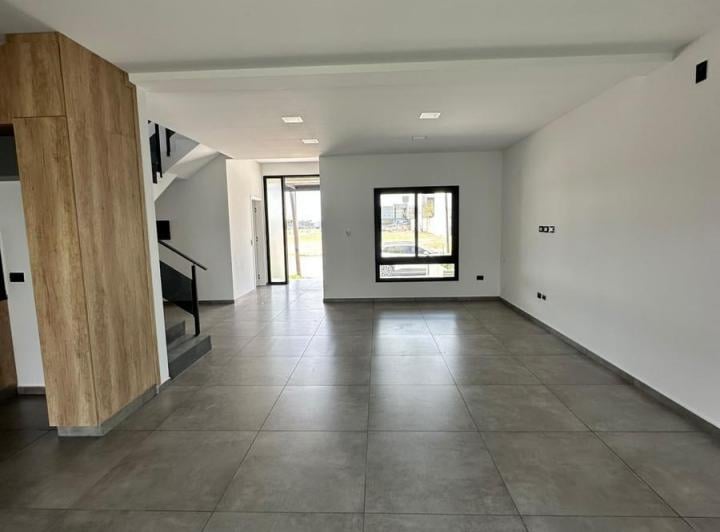 Casa · 180m² · 5 Ambientes · 2 Cocheras