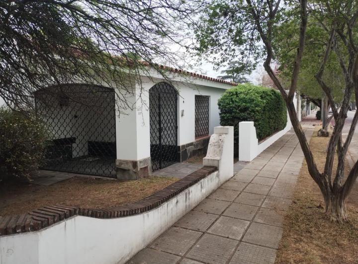 Casa · 220m² · 6 Ambientes · 2 Cocheras
