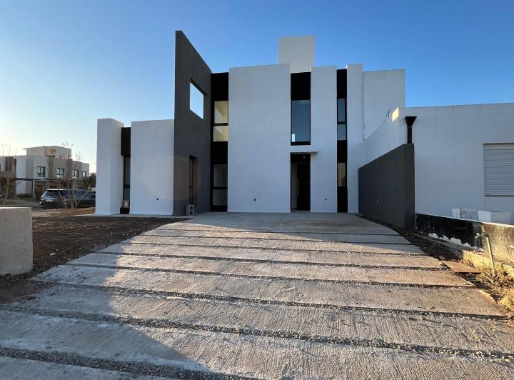 Casa · 160m² · 4 Ambientes · 2 Cocheras