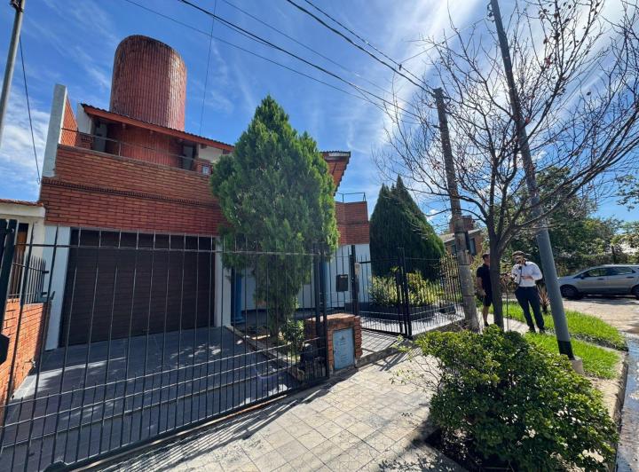 Casa · 275m² · 8 Ambientes · 1 Cochera