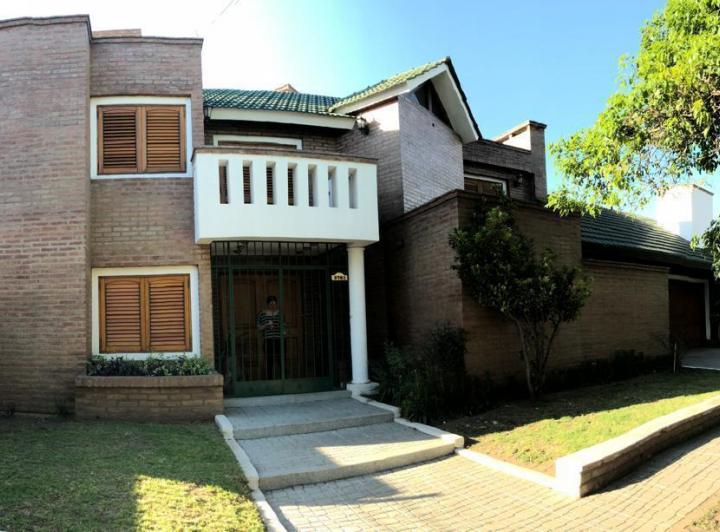 Casa · 420m² · 15 Ambientes · 4 Cocheras