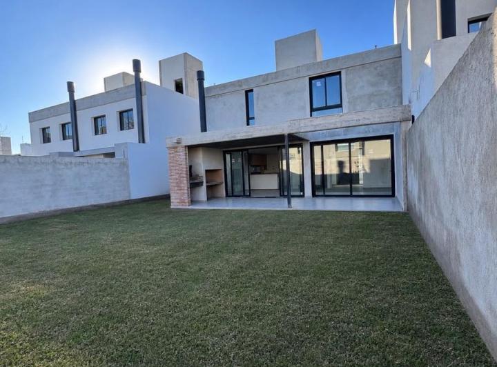 Casa · 203m² · 5 Ambientes · 2 Cocheras