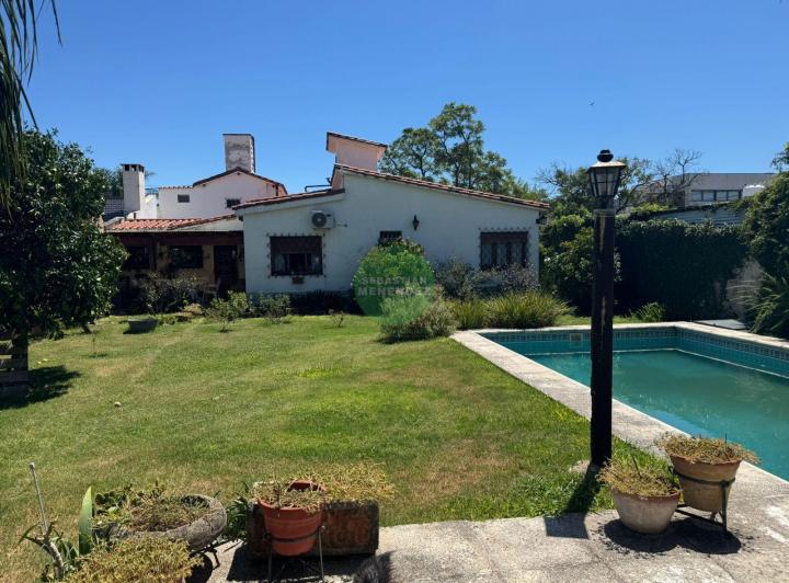 Casa · 296m² · 10 Ambientes · 1 Cochera