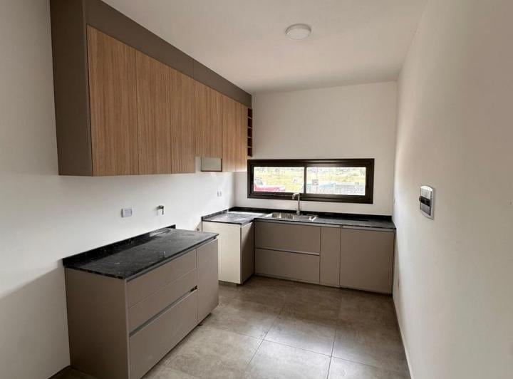 Casa · 145m² · 5 Ambientes · 2 Cocheras