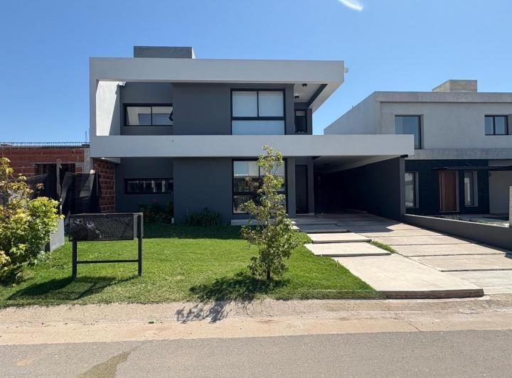Casa · 200m² · 5 Ambientes · 2 Cocheras