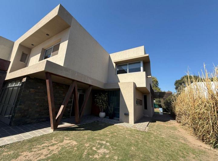 Casa · 330m² · 5 Ambientes · 1 Cochera