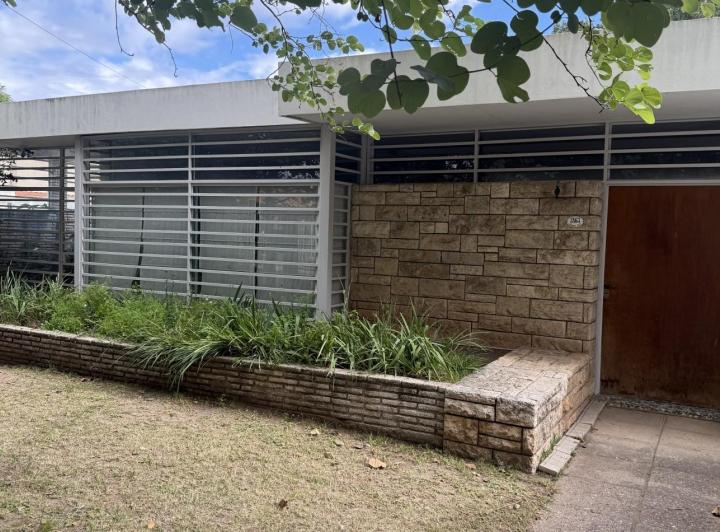 Casa · 215m² · 6 Ambientes · 1 Cochera