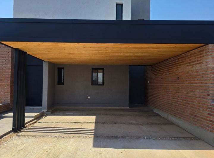 Casa · 185m² · 8 Ambientes · 2 Cocheras