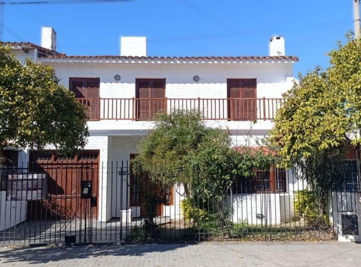 Casa · 253m² · 8 Ambientes · 1 Cochera