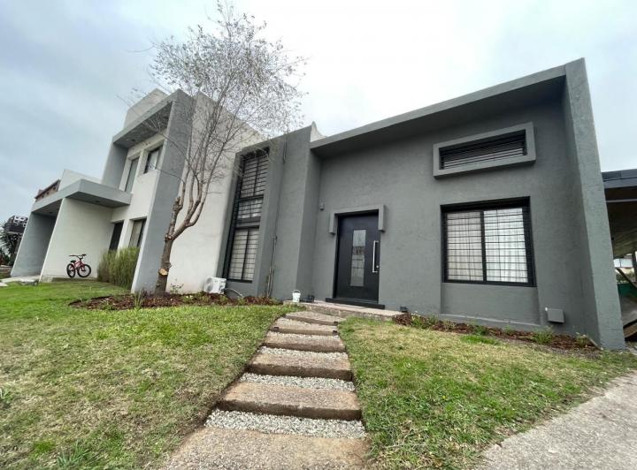 Casa · 210m² · 7 Ambientes · 2 Cocheras