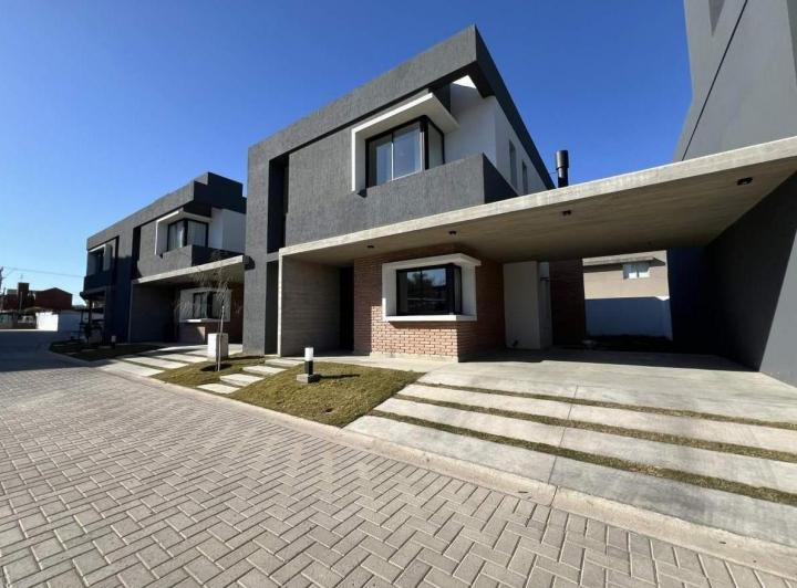 Casa · 196m² · 8 Ambientes · 2 Cocheras