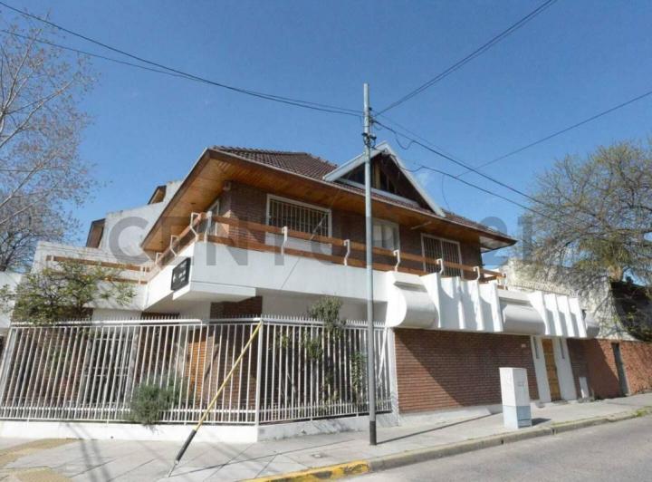 Casa · 216m² · 5 Ambientes · 1 Cochera