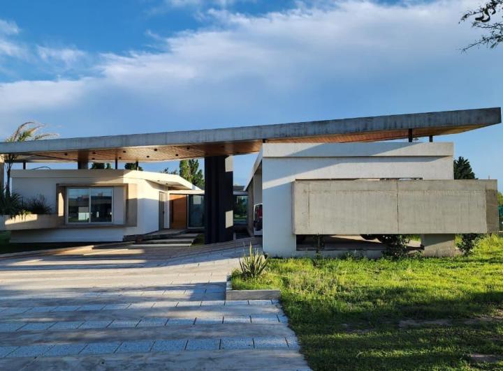 Casa · 390m² · 10 Ambientes · 2 Cocheras