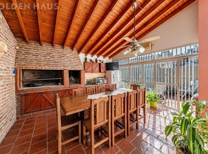 Casa · 202m² · 5 Ambientes · 1 Cochera