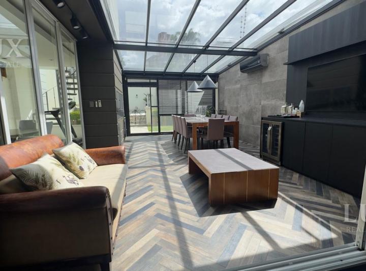 Casa · 174m² · 6 Ambientes · 2 Cocheras