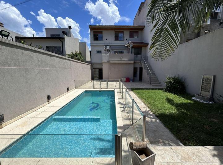 Casa · 345m² · 6 Ambientes · 1 Cochera