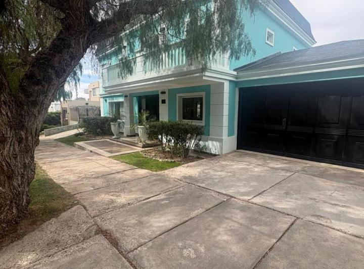 Casa · 350m² · 5 Ambientes · 4 Cocheras