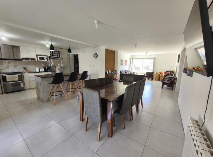 Casa · 360m² · 9 Ambientes · 3 Cocheras