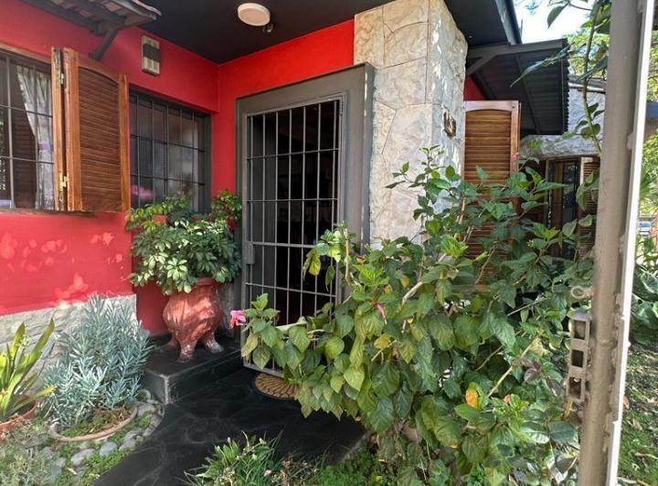Casa · 180m² · 5 Ambientes · 2 Cocheras