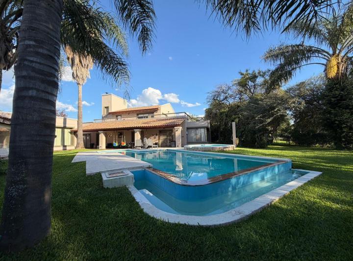 Casa · 1500m² · 10 Ambientes · 5 Cocheras