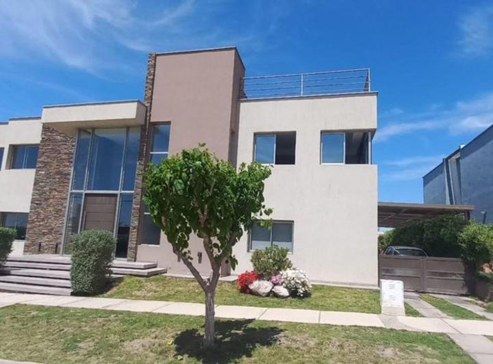 Casa · 399m² · 8 Ambientes · 2 Cocheras