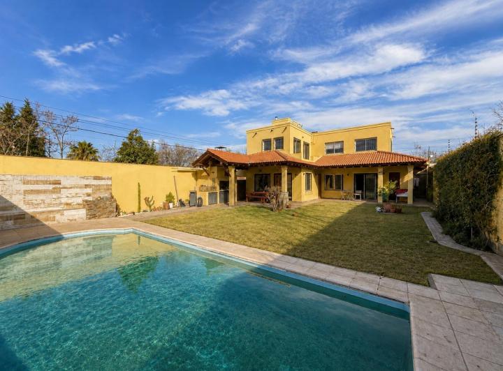 Casa · 280m² · 6 Ambientes · 2 Cocheras