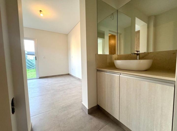 Casa · 150000m² · 4 Ambientes · 2 Cocheras