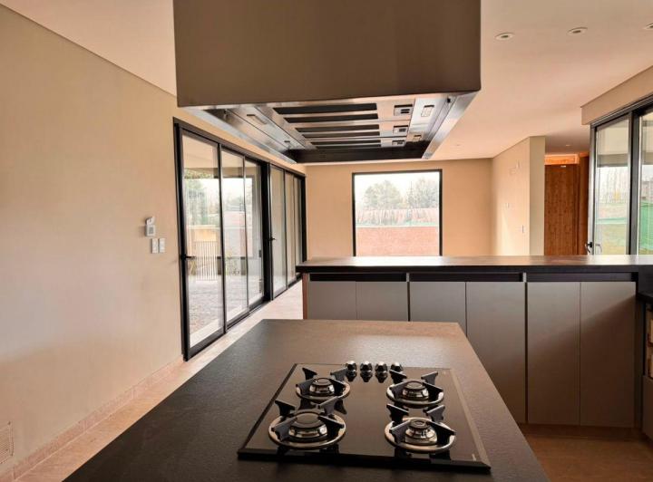 Casa · 205m² · 6 Ambientes · 2 Cocheras
