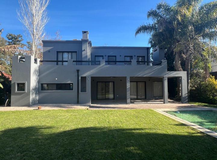 Casa · 280m² · 4 Ambientes · 1 Cochera