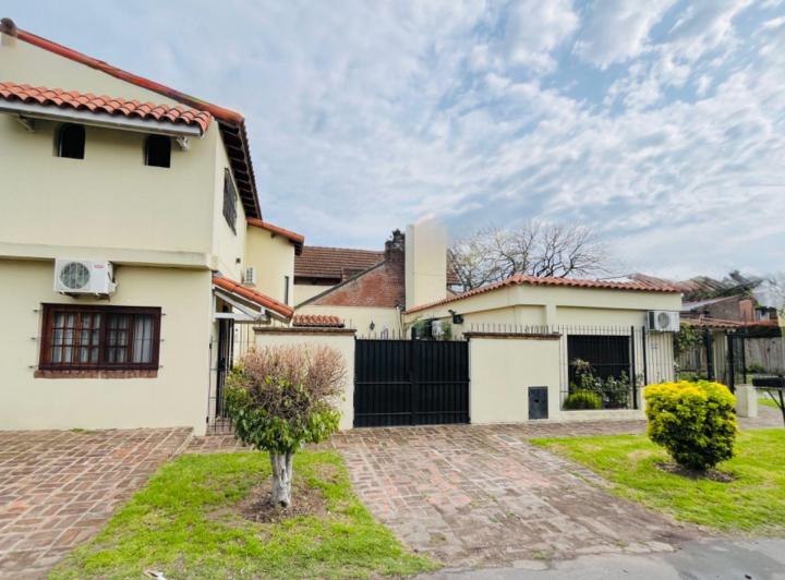 Casa · 167m² · 4 Ambientes · 2 Cocheras