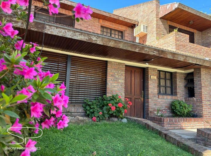 Casa · 234m² · 4 Ambientes · 2 Cocheras