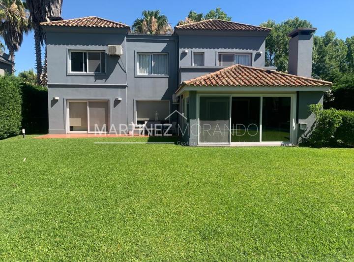 Casa · 244m² · 4 Ambientes · 4 Cocheras