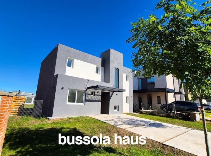 Casa · 146m² · 4 Ambientes · 2 Cocheras