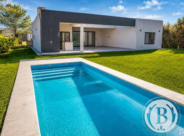 Casa · 215m² · 4 Ambientes · 4 Cocheras