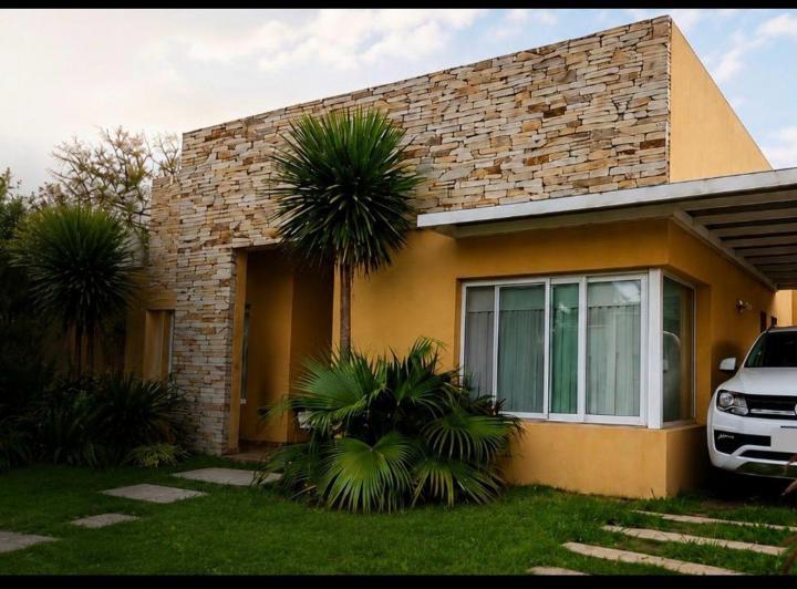 Casa · 300m² · 5 Ambientes · 2 Cocheras