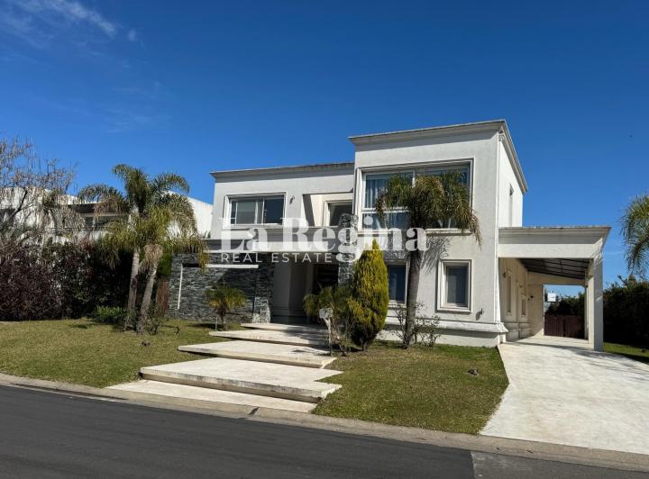 Casa · 420m² · 6 Ambientes · 4 Cocheras