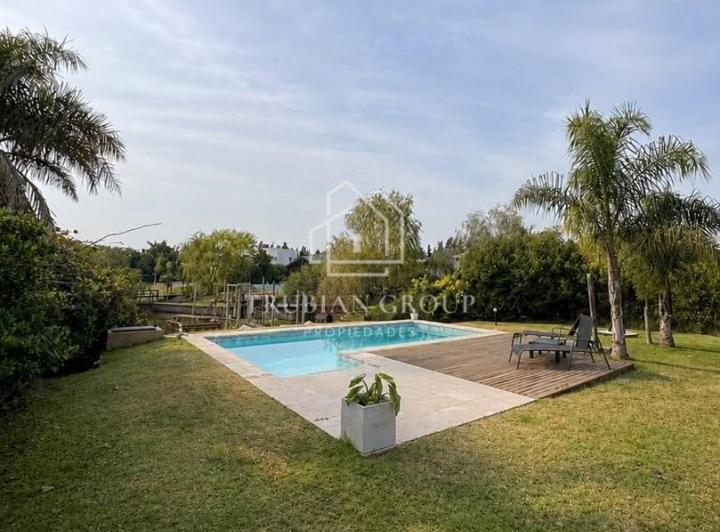 Casa · 250m² · 5 Ambientes · 2 Cocheras