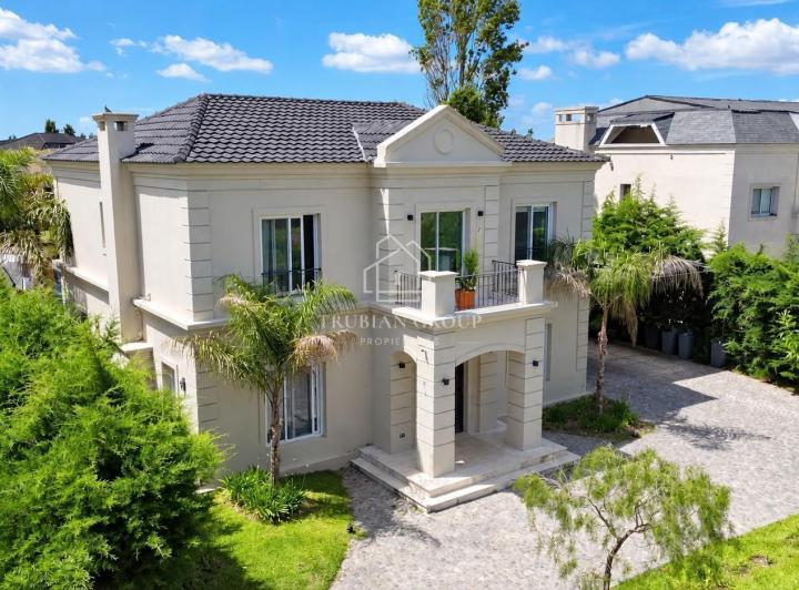 Casa · 350m² · 4 Ambientes · 6 Cocheras