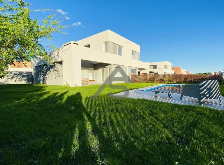 Casa · 110m² · 4 Ambientes · 2 Cocheras