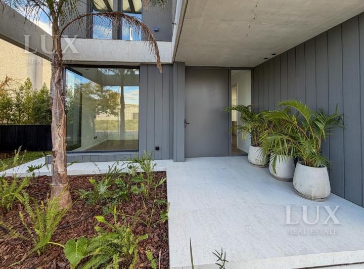 Casa · 270m² · 5 Ambientes · 3 Cocheras